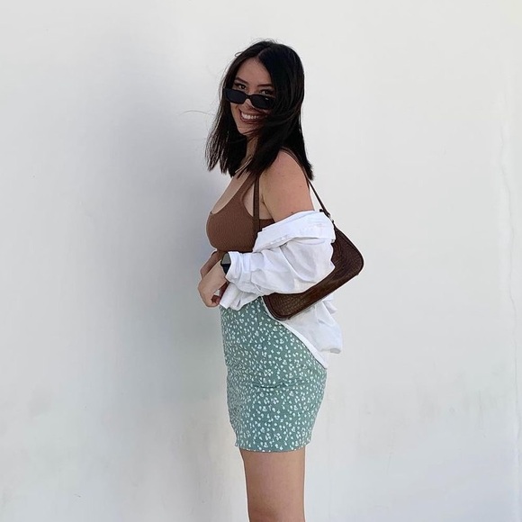 Glassons green sage white floral mini skirt with slit - Picture 7 of 9